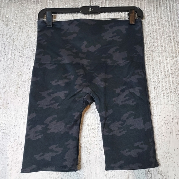 SPANX Look at Me Now Black Camo Biker Shorts Plus Sz- 1X - Picture 3 of 4